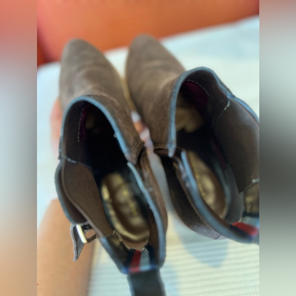 Tommy Hilfiger brown suede Chelsey boot. Sz.8.5 - Picture 11 of 12